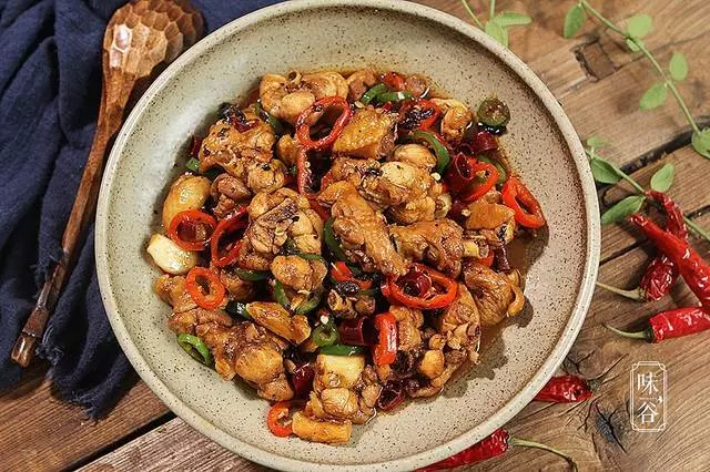 炒雞肉時,很多人跳過這一步,難怪做出來的雞肉不入味,不好吃