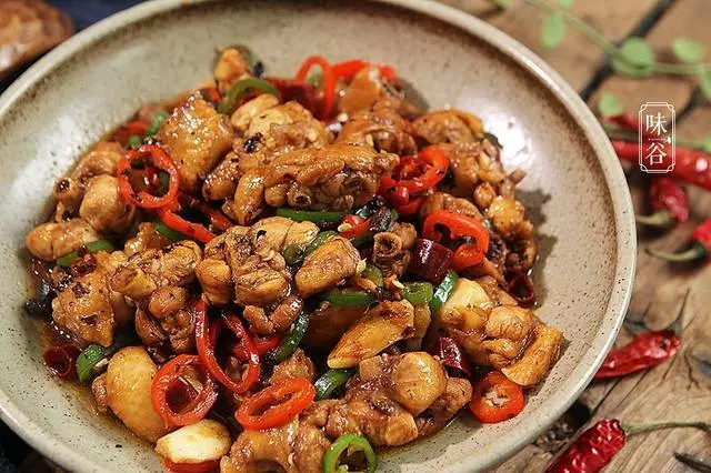 炒雞肉時,很多人跳過這一步,難怪做出來的雞肉不入味,不好吃