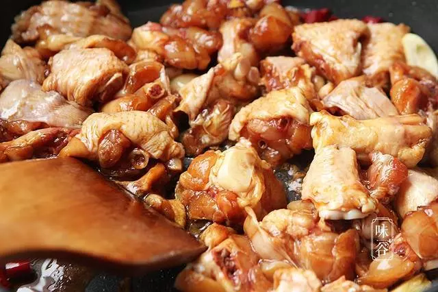 炒雞肉時,很多人跳過這一步,難怪做出來的雞肉不入味,不好吃