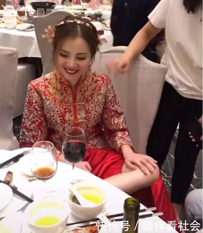 網上再現「霸氣新娘」,因坐姿走紅,網友:新郎自求多福吧!