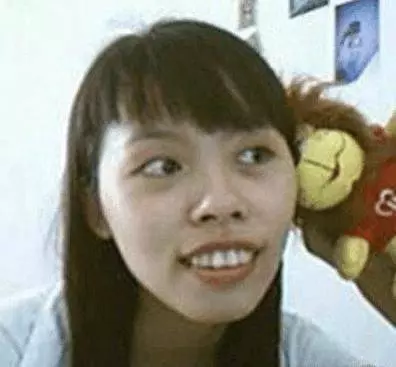 還記得《功夫》裡的齙牙珍嗎?如今的她其實挺美的!
