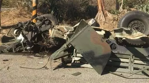海陸悍馬爆胎暴衝 險連人帶車翻河溝