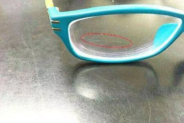 眼鏡用久用劃痕?眼鏡店老闆教你這招,輕鬆解決!