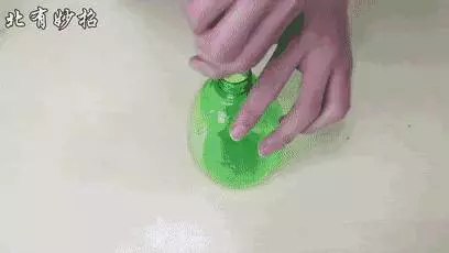 家裡的紗窗髒了不用拆下來洗,用些這個擦,灰塵自己掉下來!