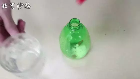 家裡的紗窗髒了不用拆下來洗,用些這個擦,灰塵自己掉下來!