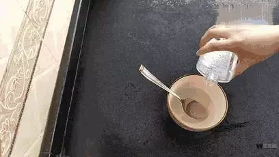 家裡的紗窗髒了不用拆下來洗,用些這個擦,灰塵自己掉下來!