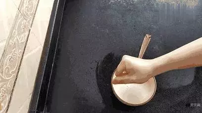 家裡的紗窗髒了不用拆下來洗,用些這個擦,灰塵自己掉下來!