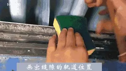 家裡的紗窗髒了不用拆下來洗,用些這個擦,灰塵自己掉下來!