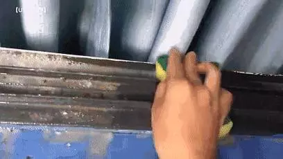 家裡的紗窗髒了不用拆下來洗,用些這個擦,灰塵自己掉下來!