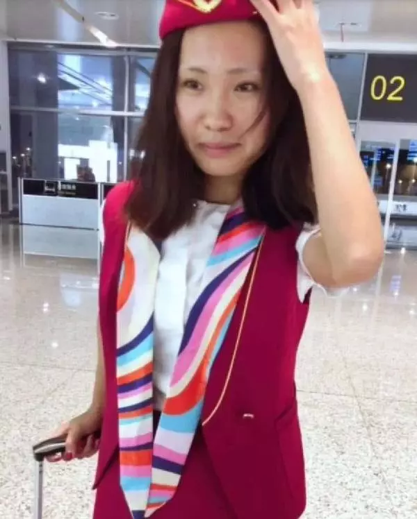 空姐睡過頭「來不及化妝」被罵:這樣怎麼上飛機?5分鐘後她「完妝亮麗歸來」讓眾人全看傻!