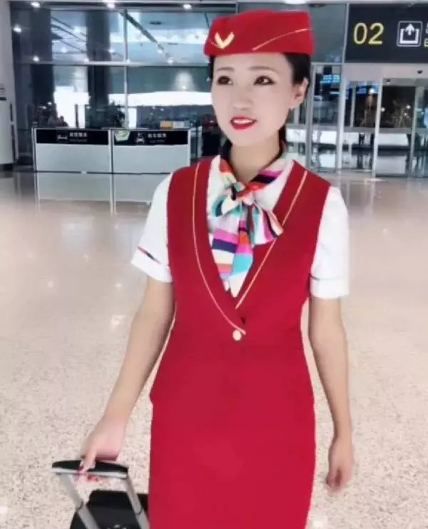 空姐睡過頭「來不及化妝」被罵:這樣怎麼上飛機?5分鐘後她「完妝亮麗歸來」讓眾人全看傻!