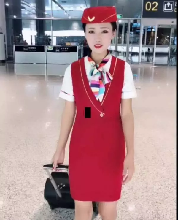 空姐睡過頭「來不及化妝」被罵:這樣怎麼上飛機?5分鐘後她「完妝亮麗歸來」讓眾人全看傻!