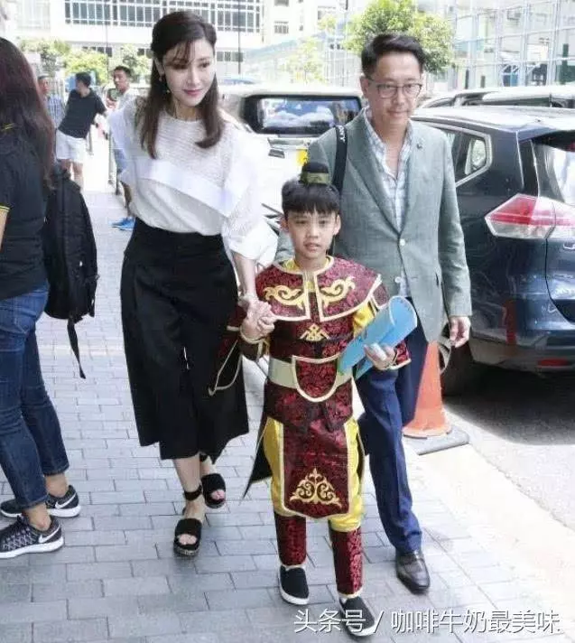 48歲李嘉欣近照,嫁富豪錢多花不完,7歲兒子長相卻一言難盡!