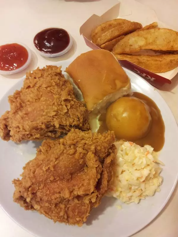 驚!ALORSETARKFC炸雞竟然藏有鐵枝!女子網上大公開!要快餐店合理解釋!