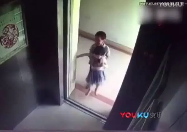 【國際新聞】5歲小屁孩把2歲女童關電梯,害她驚嚇過度「墜落18樓」身亡!