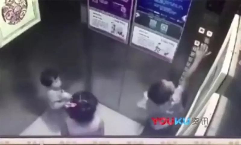 【國際新聞】5歲小屁孩把2歲女童關電梯,害她驚嚇過度「墜落18樓」身亡!