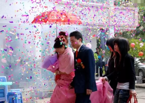 前妻去世3年我再婚,結婚當天來了一個人,婚禮中途被取消!