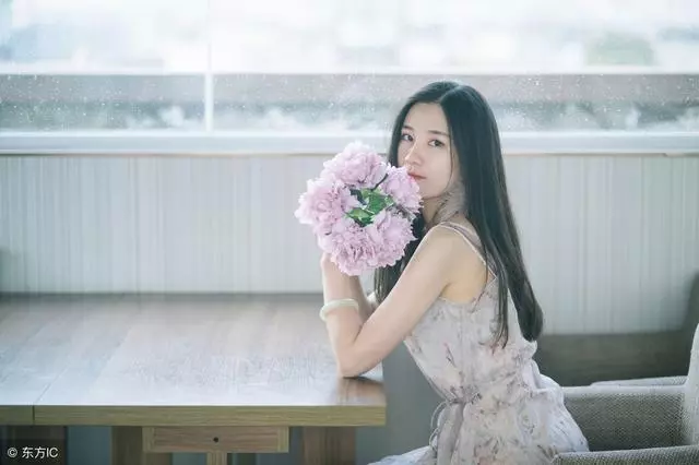 婆婆讓剛進門的兒媳給她洗腳以體現孝道,兒媳不同意,婆婆錯了嗎