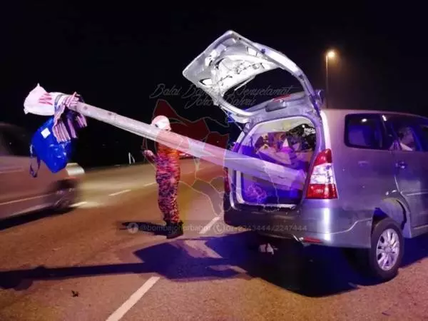 命懸一線 獅城男險遭插破車身枝架奪命
