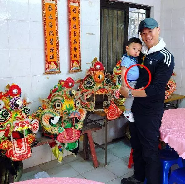 胡杏兒老公抱娃出鏡,奕霆眼神呆萌,肉肉的小肚腩太可愛了…