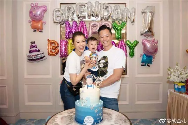 胡杏兒老公抱娃出鏡,奕霆眼神呆萌,肉肉的小肚腩太可愛了…