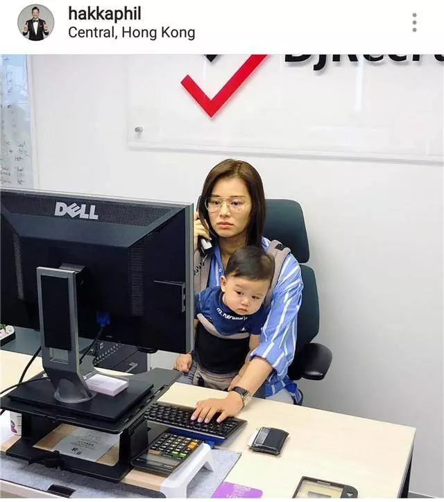 胡杏兒老公抱娃出鏡,奕霆眼神呆萌,肉肉的小肚腩太可愛了…