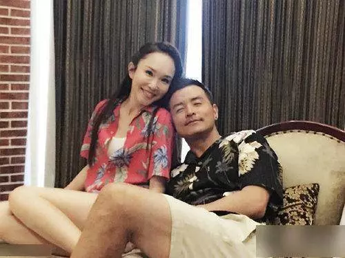 范文芳夫婦近照曝光,47歲容顏如少女,牽手19年依然如膠似漆