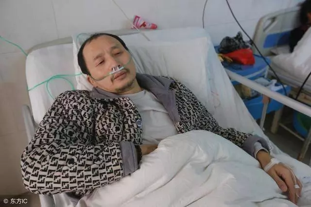 父親病重我到處借錢,老婆外出忘帶手機,螢幕一亮我果斷把婚離了!