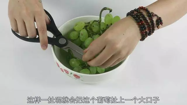 葡萄以後別用清水洗了,簡單一招,細菌污垢全洗淨!