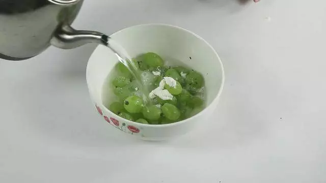葡萄以後別用清水洗了,簡單一招,細菌污垢全洗淨!