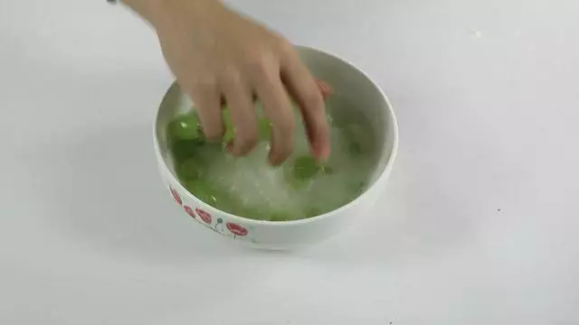 葡萄以後別用清水洗了,簡單一招,細菌污垢全洗淨!