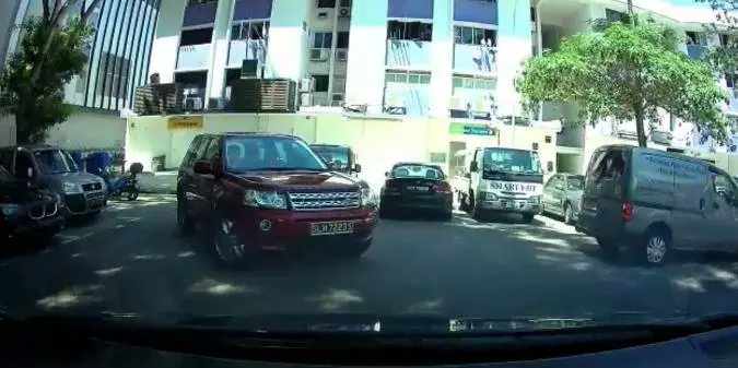 新加坡兩車搶車位,貨車司機敗北,鑽進休旅車對司機揮拳,誰知這一拳惹出大麻煩!