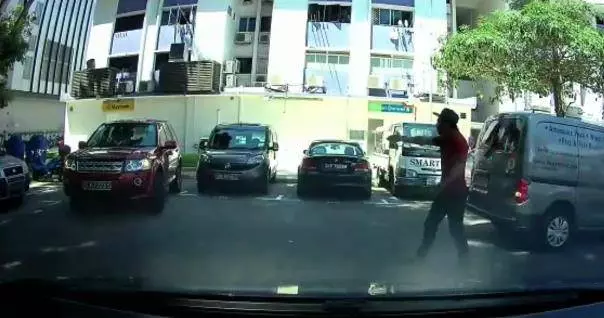新加坡兩車搶車位,貨車司機敗北,鑽進休旅車對司機揮拳,誰知這一拳惹出大麻煩!