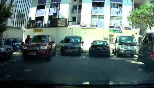 新加坡兩車搶車位,貨車司機敗北,鑽進休旅車對司機揮拳,誰知這一拳惹出大麻煩!