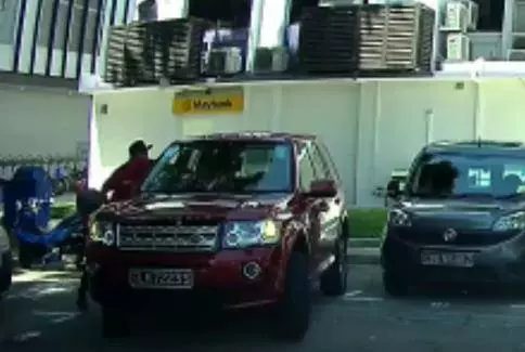 新加坡兩車搶車位,貨車司機敗北,鑽進休旅車對司機揮拳,誰知這一拳惹出大麻煩!