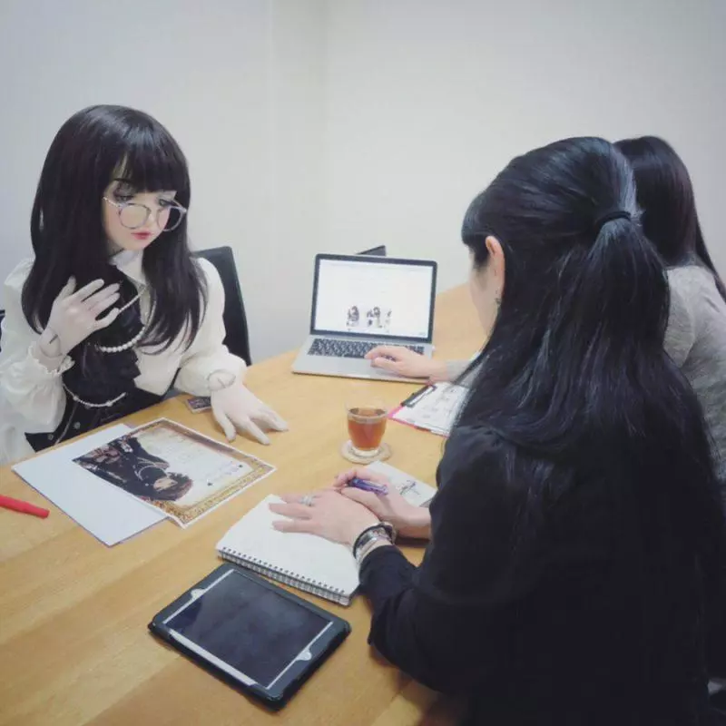 這個娃娃你不能買!日本街頭出現惡夢級「恐怖娃娃人」 無法想像卸妝後的模樣...
