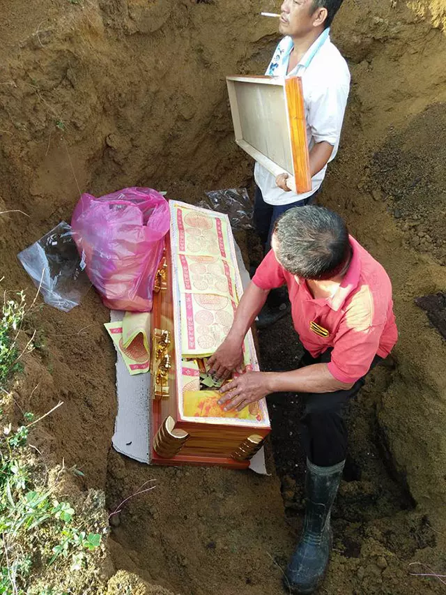 子孫相繼去了...法師告訴他「祖先成蔭.屍啃食陽氣」 開挖祖墳發現「乾屍已經長牙還冒頭髮!」