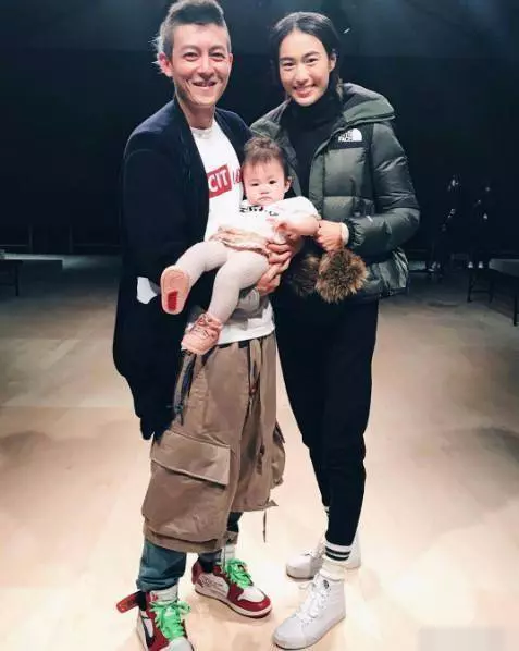 陳冠希的全家福曝光,終於知道什麼樣的女人才能收服浪子了