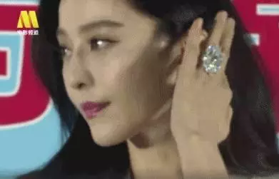 【趙麗穎婚後首發照】素顏曬婚戒,遮住了肚子,鼻子卻暴露了一切~