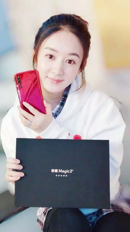 【趙麗穎婚後首發照】素顏曬婚戒,遮住了肚子,鼻子卻暴露了一切~
