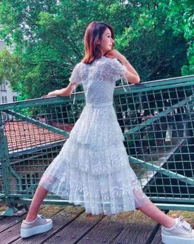 【趙麗穎婚後首發照】素顏曬婚戒,遮住了肚子,鼻子卻暴露了一切~
