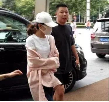 【趙麗穎婚後首發照】素顏曬婚戒,遮住了肚子,鼻子卻暴露了一切~