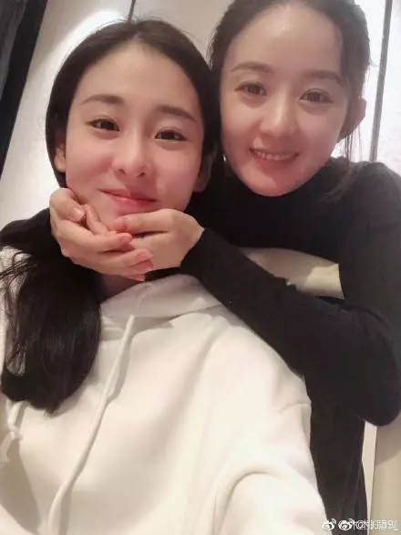 【趙麗穎婚後首發照】素顏曬婚戒,遮住了肚子,鼻子卻暴露了一切~