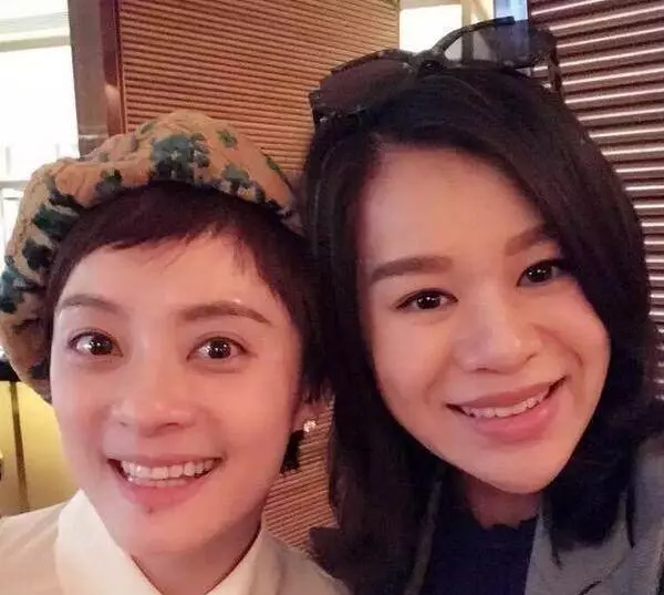【趙麗穎婚後首發照】素顏曬婚戒,遮住了肚子,鼻子卻暴露了一切~