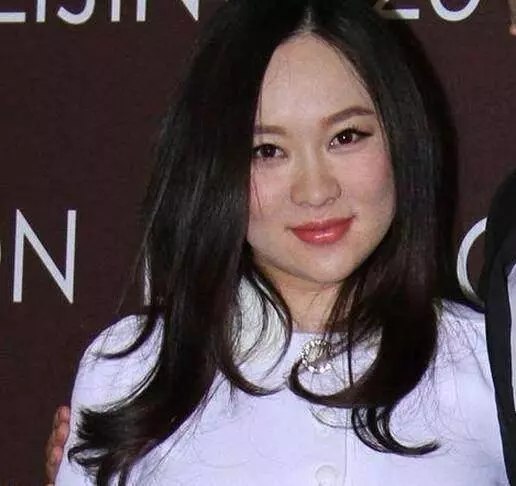 【趙麗穎婚後首發照】素顏曬婚戒,遮住了肚子,鼻子卻暴露了一切~