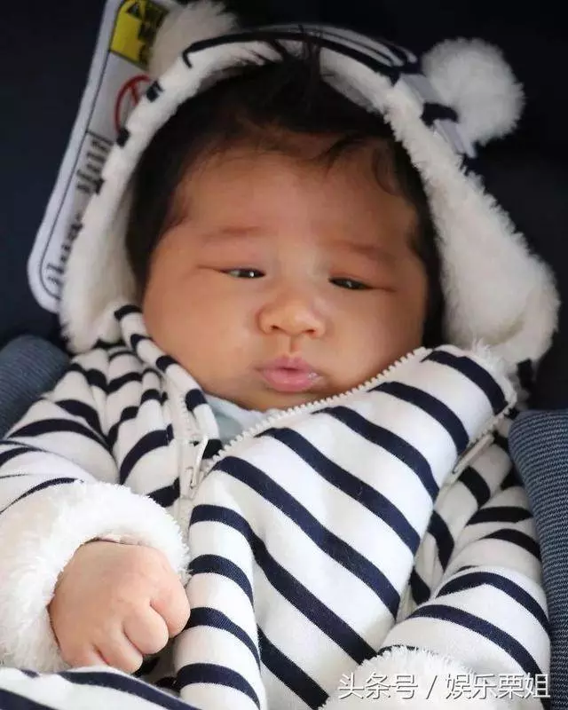 鍾嘉欣大曬小兒子近照,兒子長相讓人一言難盡,與女兒顏值相差盛大,網友:可惜了媽媽的基因…