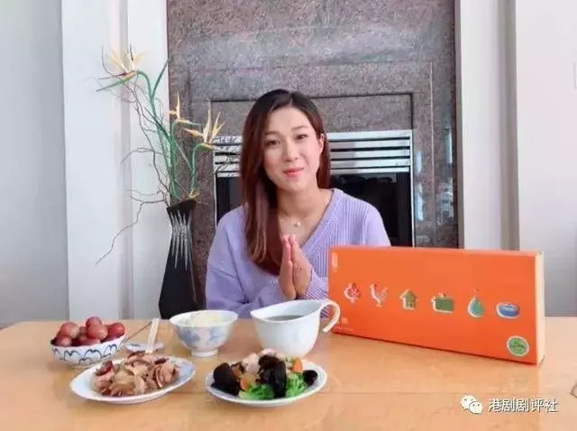 鍾嘉欣大曬小兒子近照,兒子長相讓人一言難盡,與女兒顏值相差盛大,網友:可惜了媽媽的基因…
