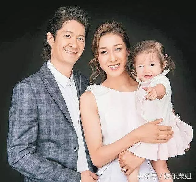 鍾嘉欣大曬小兒子近照,兒子長相讓人一言難盡,與女兒顏值相差盛大,網友:可惜了媽媽的基因…