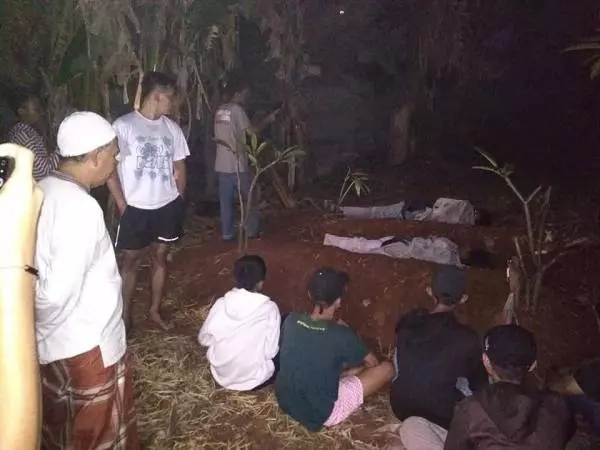 少年扮白袍鬼嚇村民 警逮捕怒嚴懲睡墓地