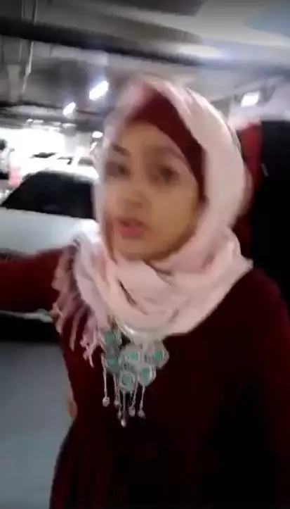 中東女子撞別人車子,還丟毀別人電話,只為了「搶車位」!